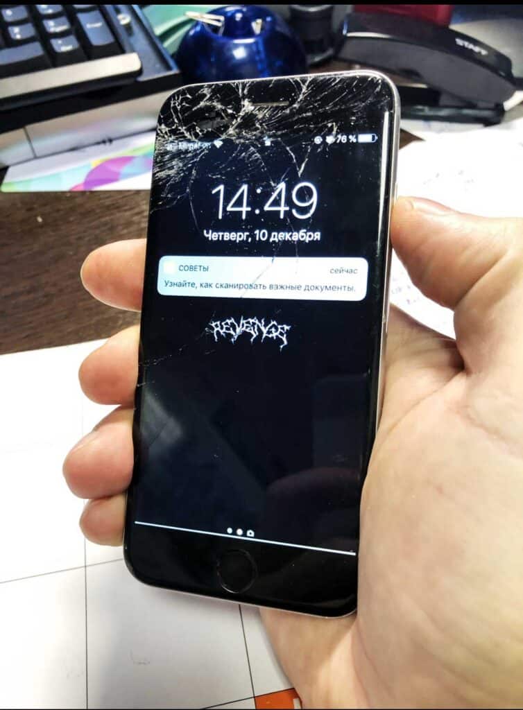 разбитое стекла IPhone 8