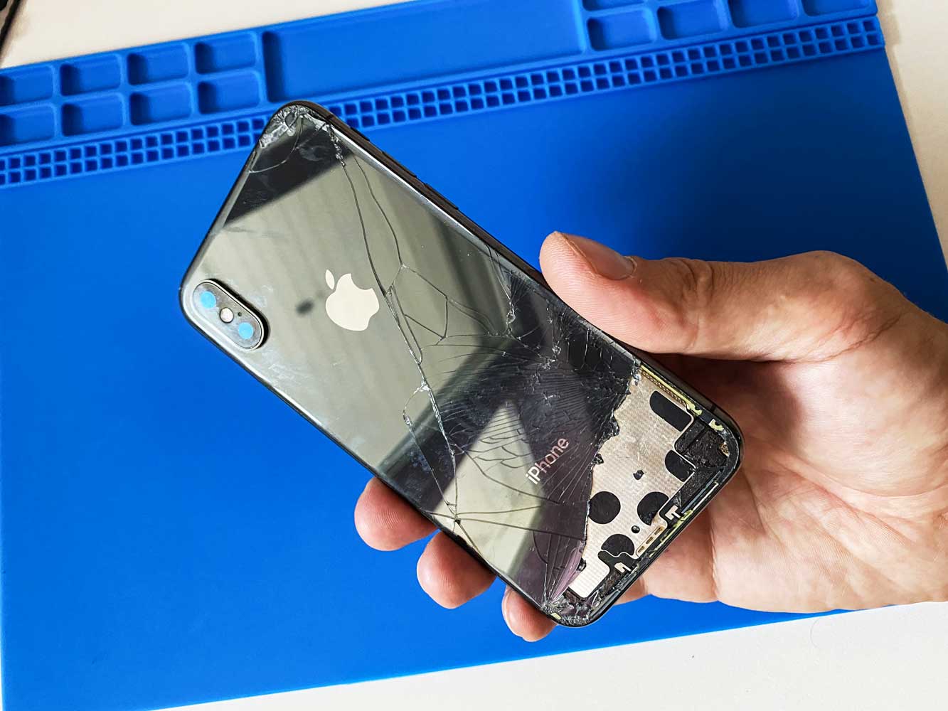 Почему отошло стекло на iPhone? Возможен ли самостоятельный ремонт