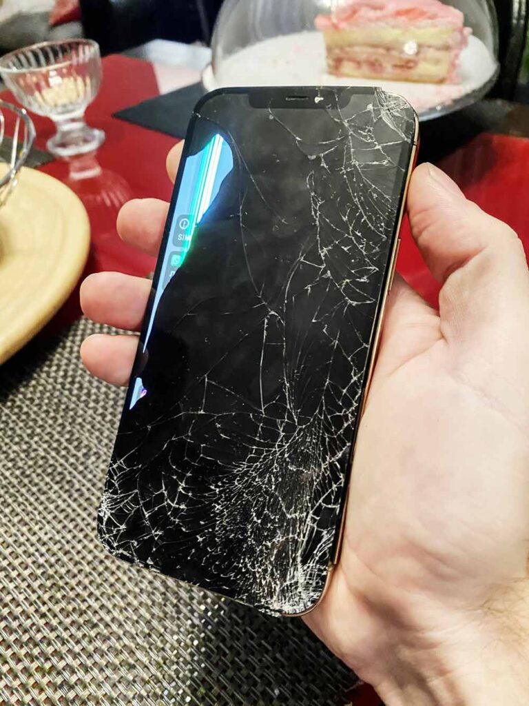 Разбитое стекло IPhone 13 Pro Max