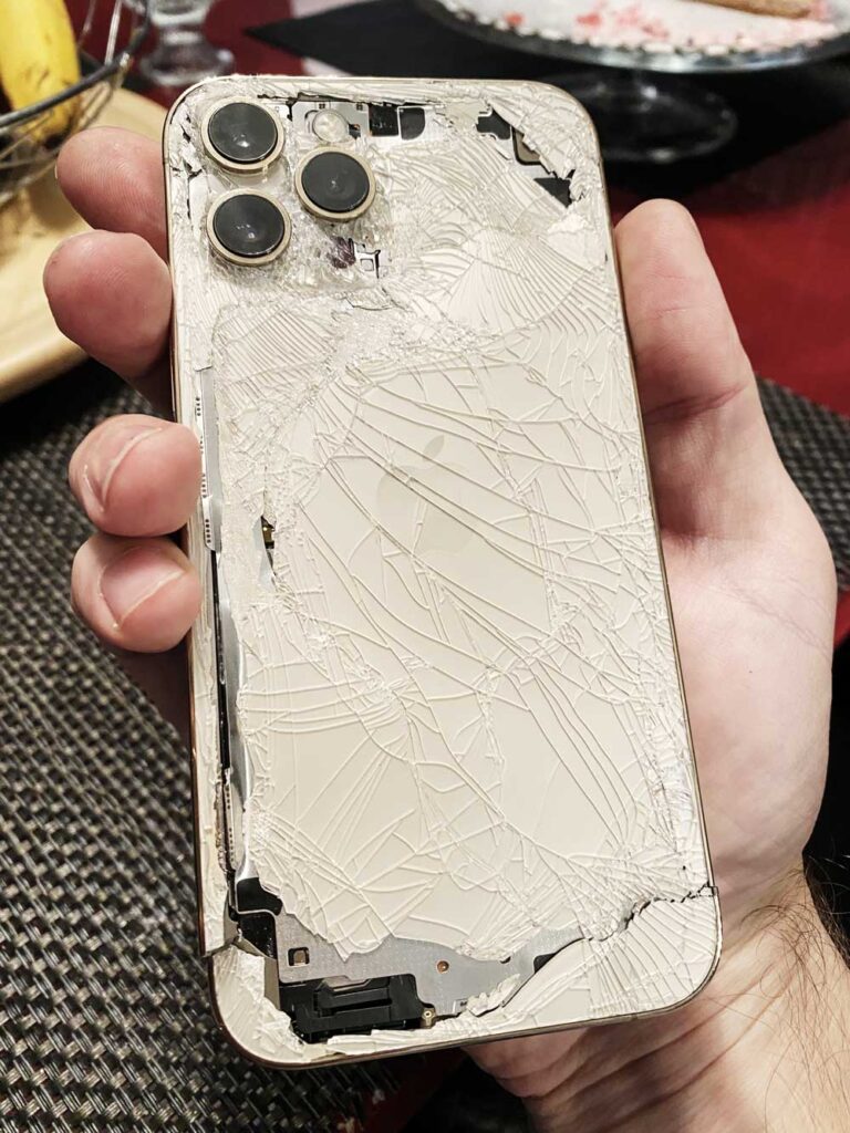 Разбитое заднее стекло iPhone 12 Pro Max
