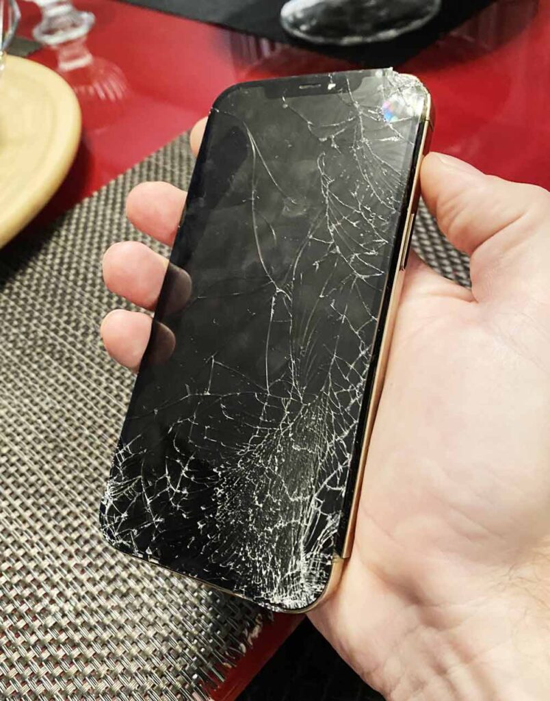 Разбитый экран IPhone 12