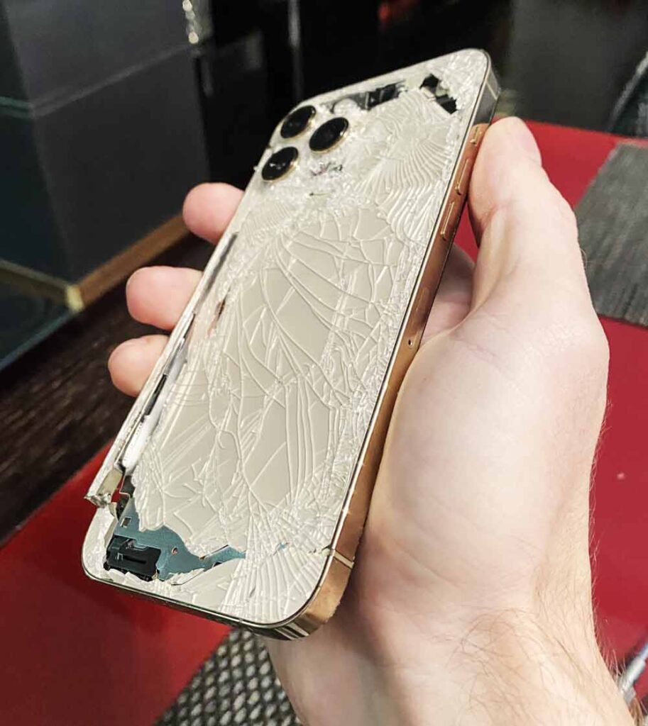 Разбитое стекло IPhone 13 Pro Max
