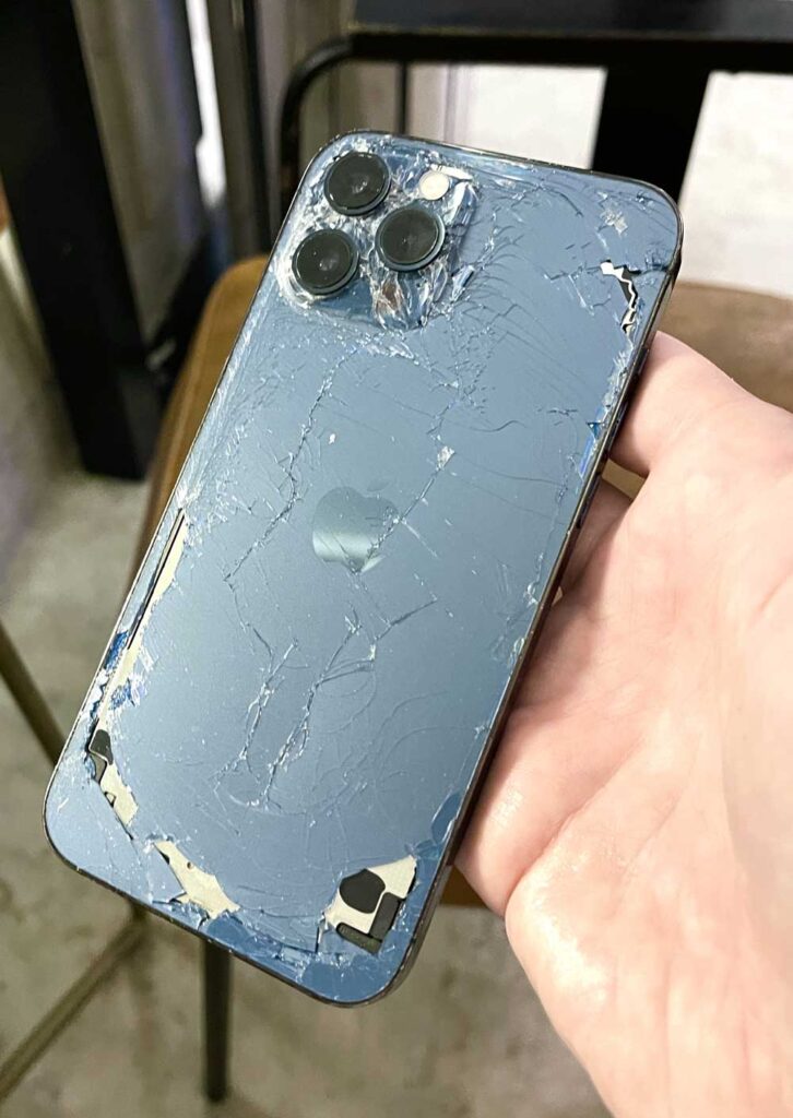 Разбитое заднее стекло IPhone 14 pro