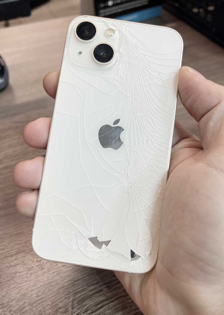 Разбитое заднее стекло айфон