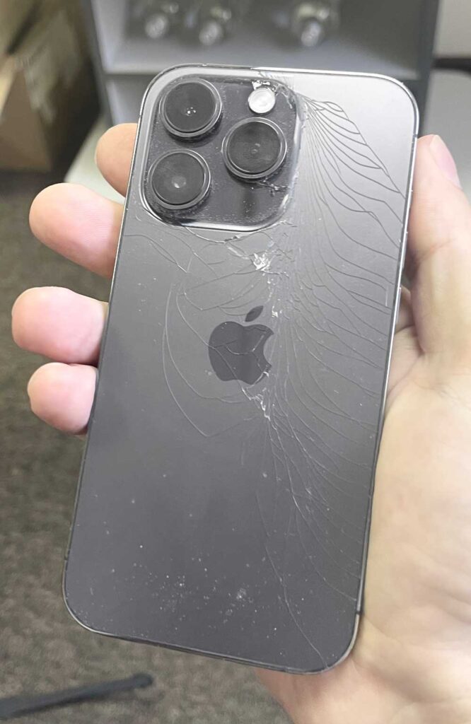 Разбитое стекло IPhone 14 Pro