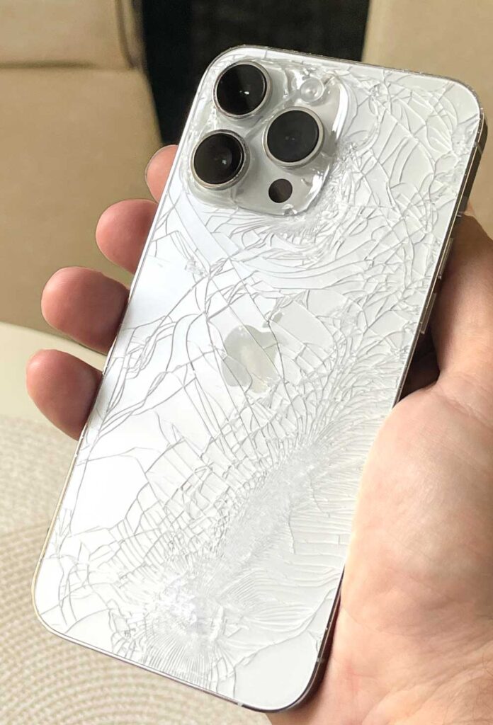 Разбитое заднее стекло айфон 15 про макс