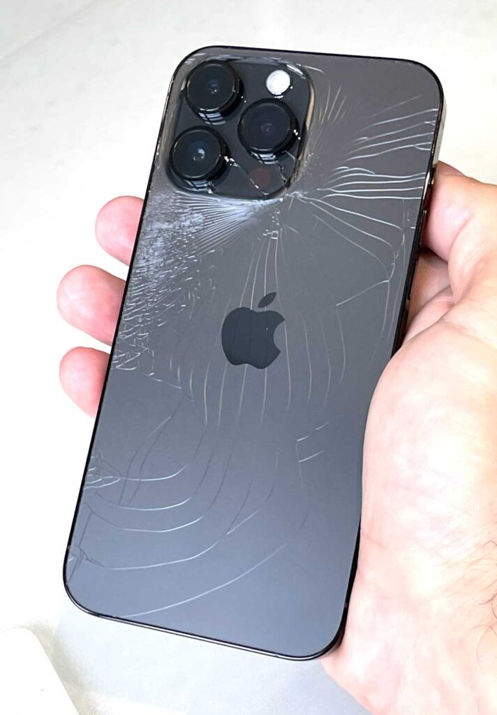 Разбитое заднее стекло IPhone 15